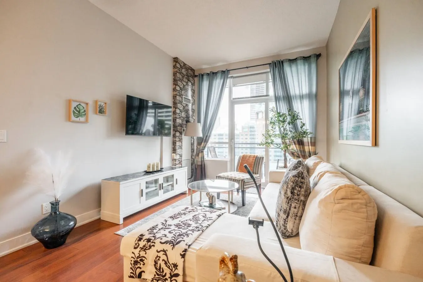Bright Stylish Condo Great Location City Views 14