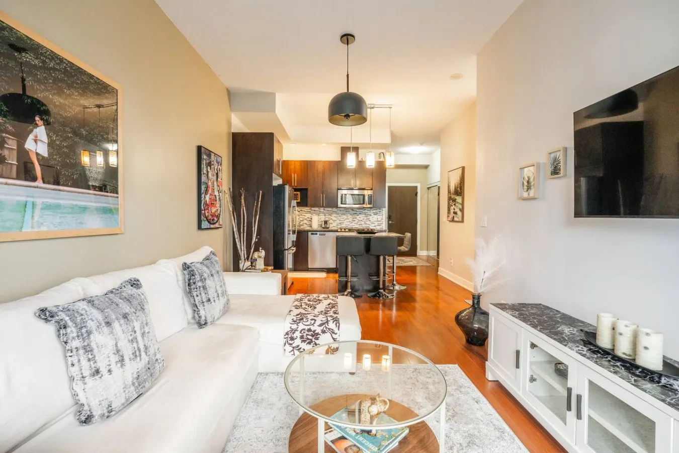 Bright Stylish Condo Great Location City Views 15