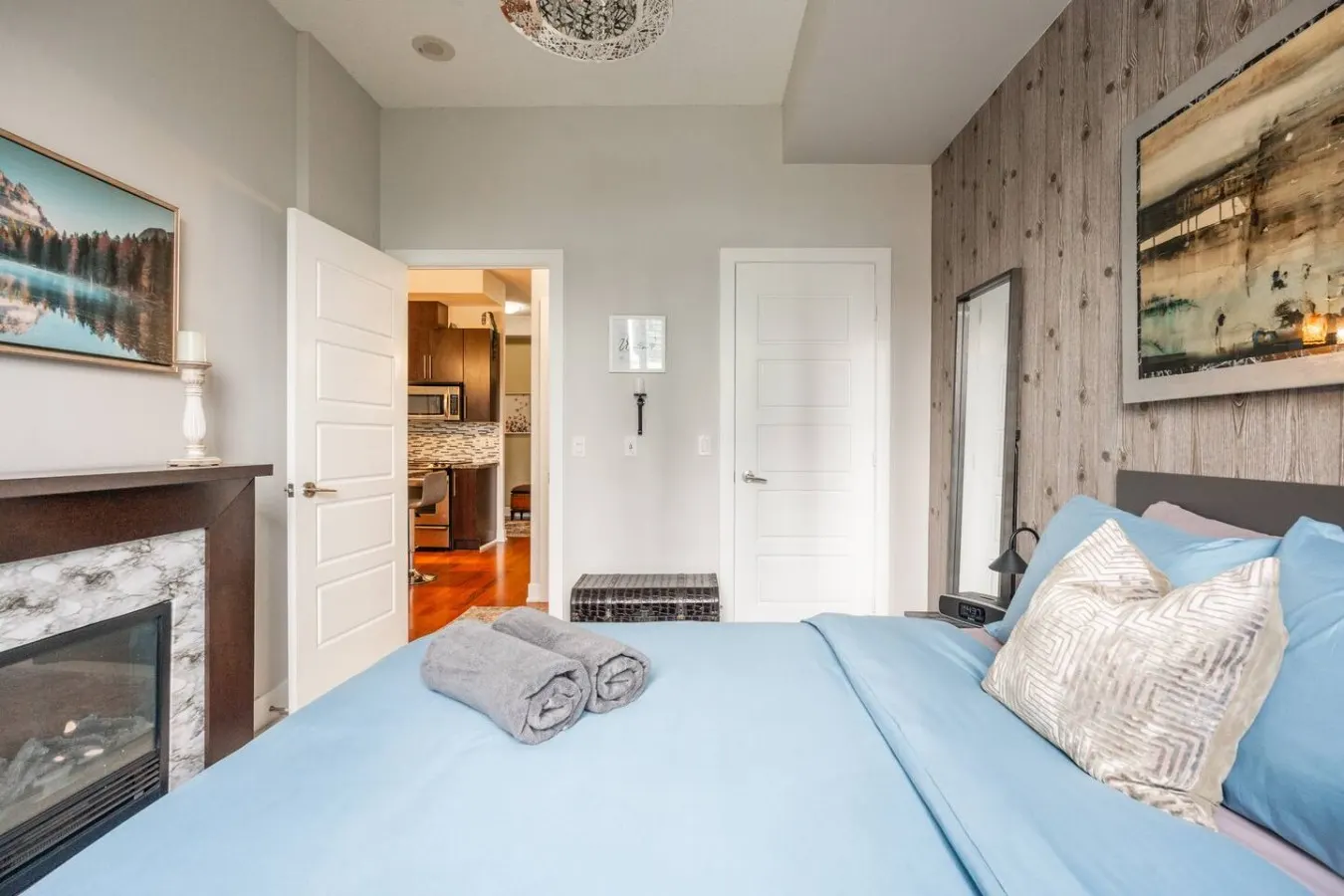Bright Stylish Condo Great Location City Views 16
