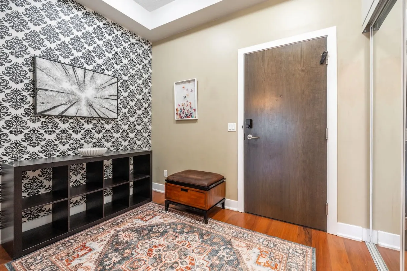 Bright Stylish Condo Great Location City Views 18