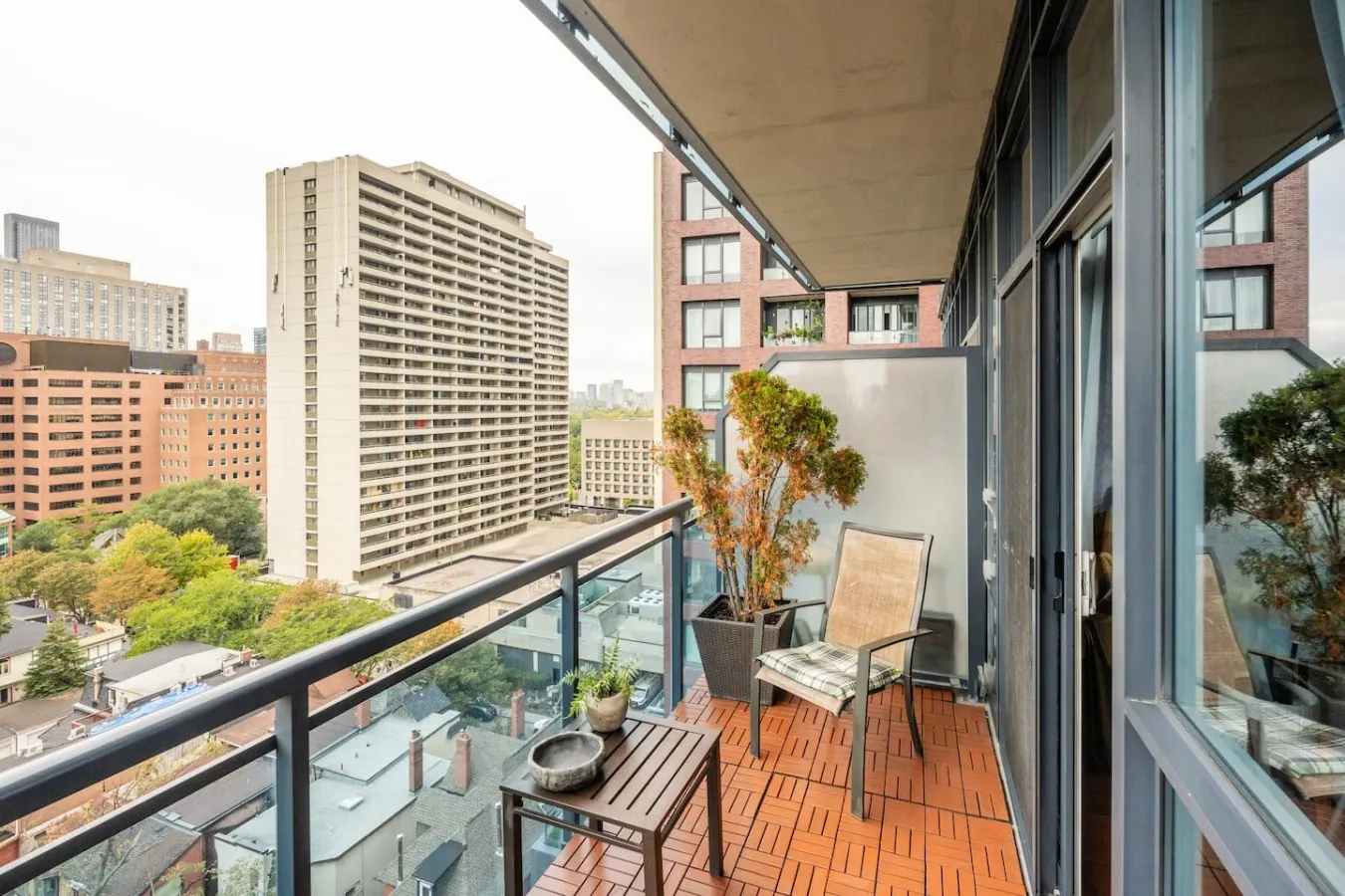Bright Stylish Condo Great Location City Views 19