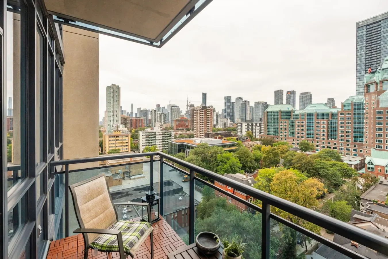 Bright Stylish Condo Great Location City Views 3