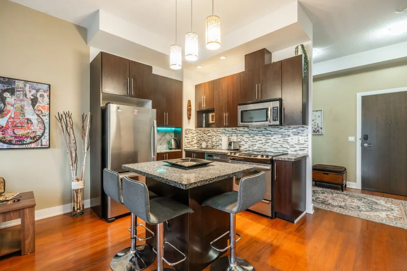 Bright Stylish Condo Great Location City Views 4