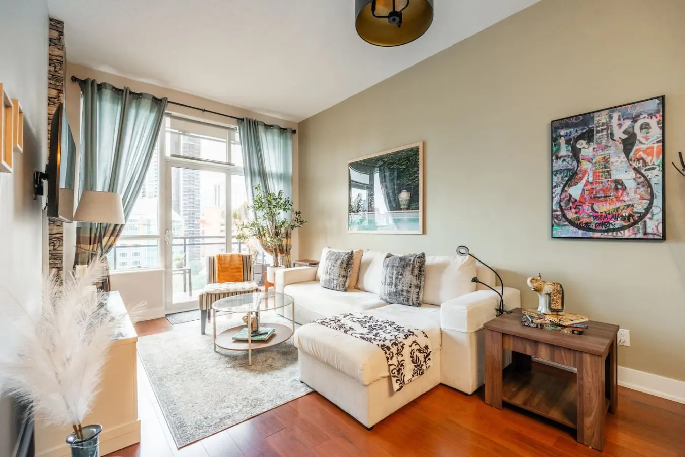 Bright Stylish Condo Great Location City Views 5