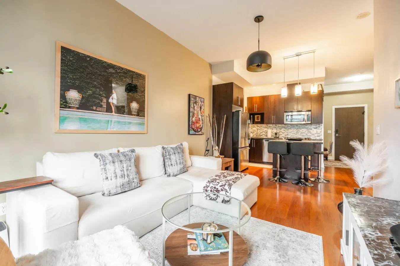 Bright Stylish Condo Great Location City Views 6