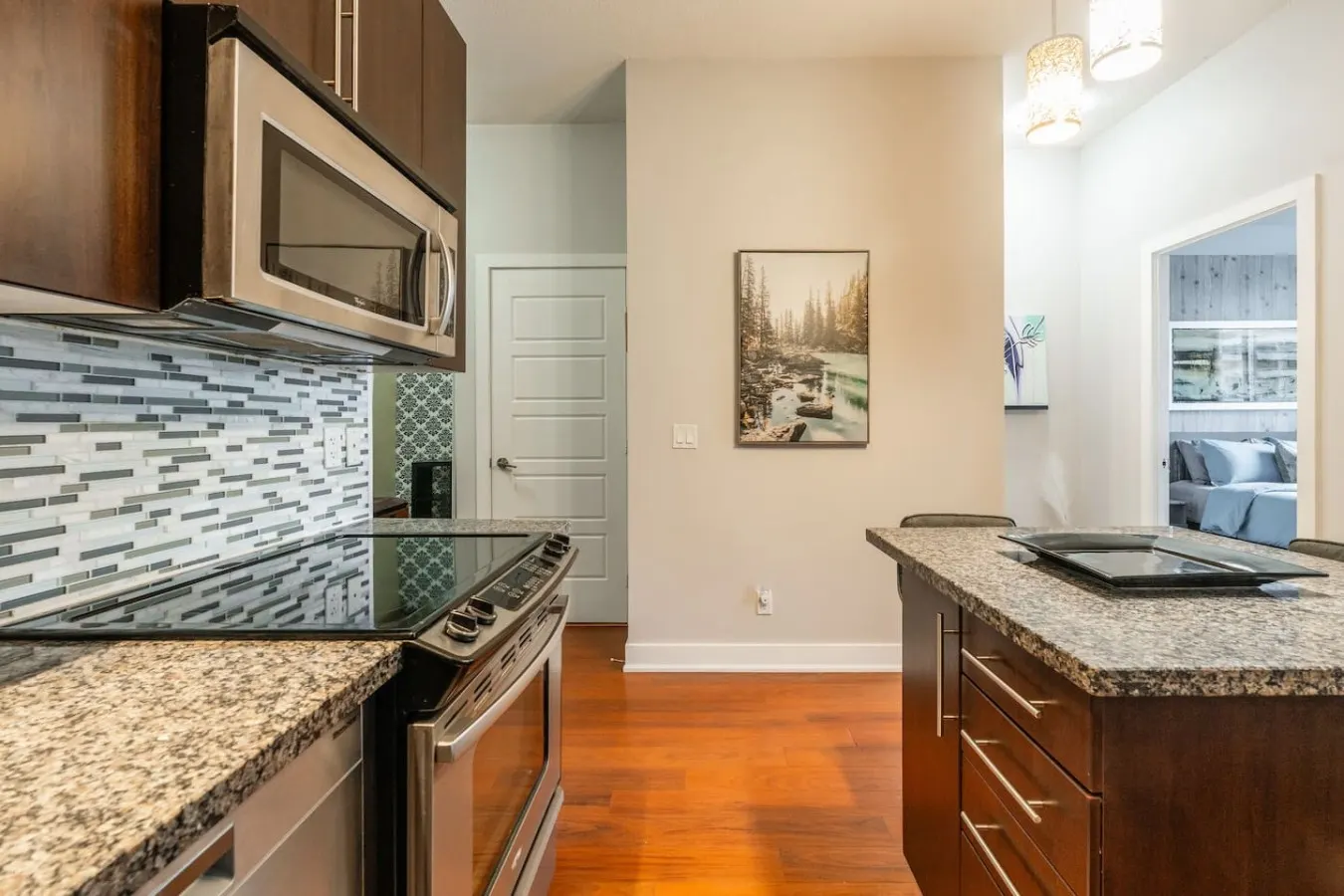 Bright Stylish Condo Great Location City Views 7