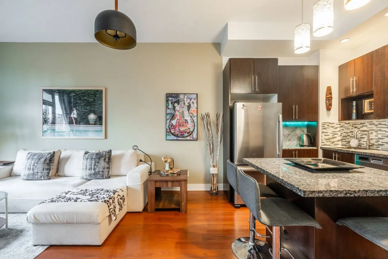 Bright Stylish Condo Great Location City Views 8