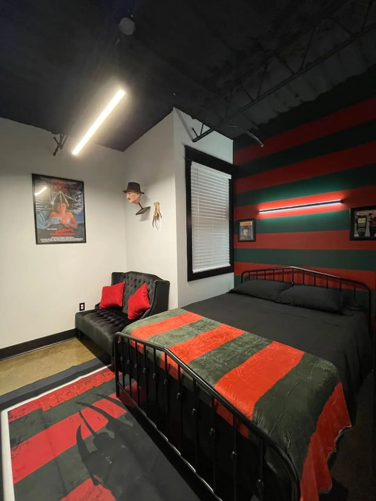 Black house stays sleeps 10 5