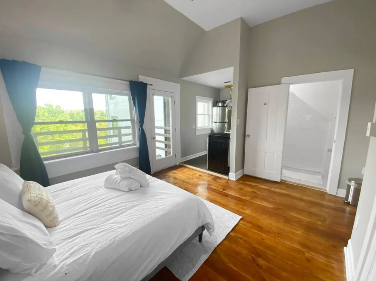 Explore Downtown and Mount Adams with River Views 9