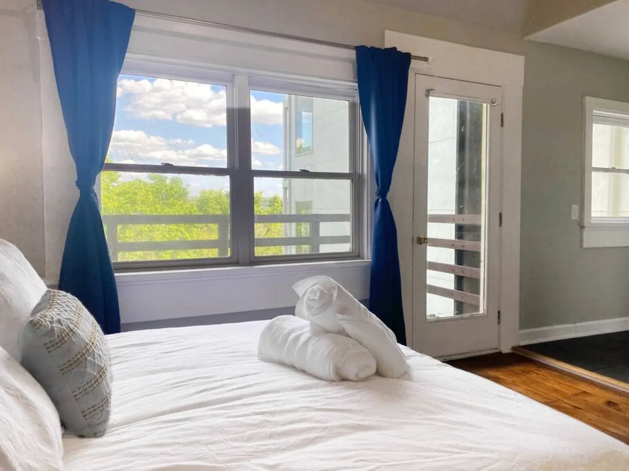 Explore Downtown and Mount Adams with River Views 17