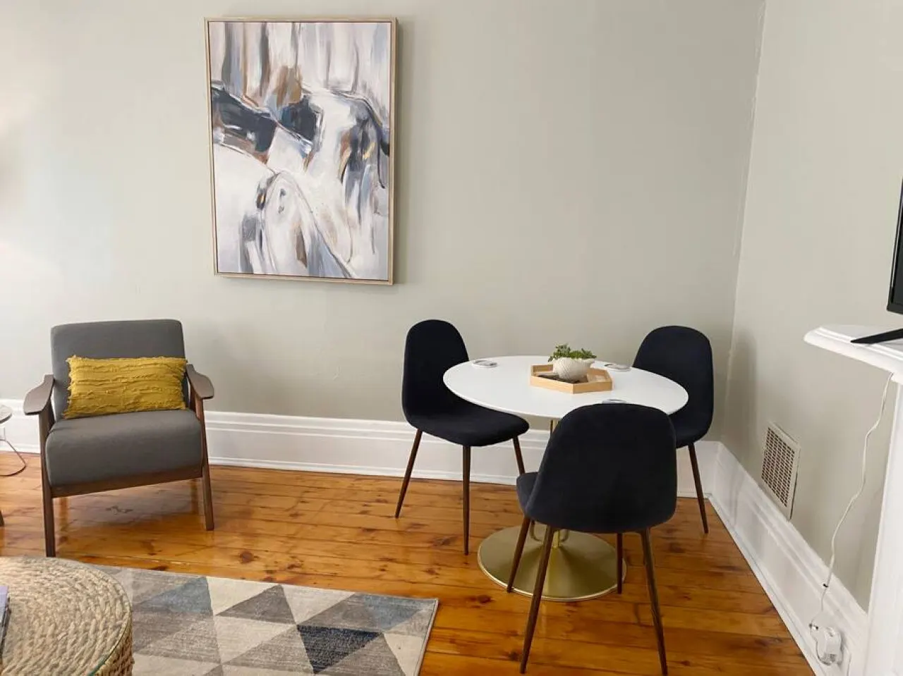 Explore Downtown and Mount Adams with River Views 20