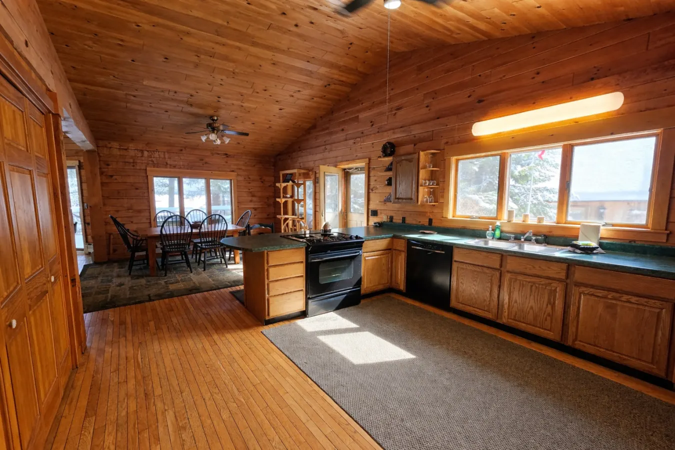 Hartford's Point Lodge Spacious Log Cabin *Perfect for families* 13