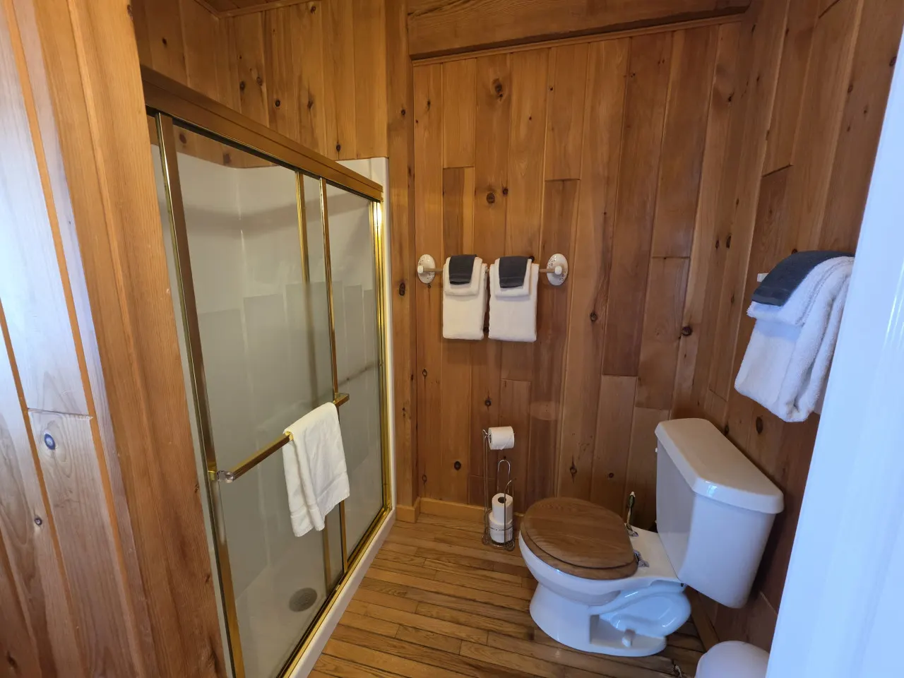 Hartford's Point Lodge Spacious Log Cabin *Perfect for families* 14