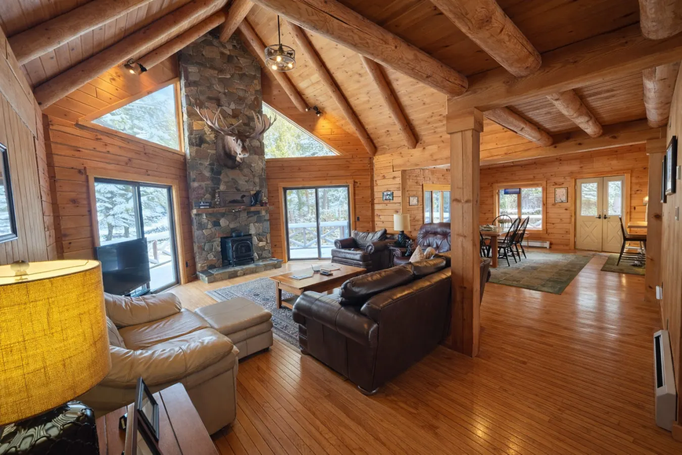Hartford's Point Lodge Spacious Log Cabin *Perfect for families* — photo 3