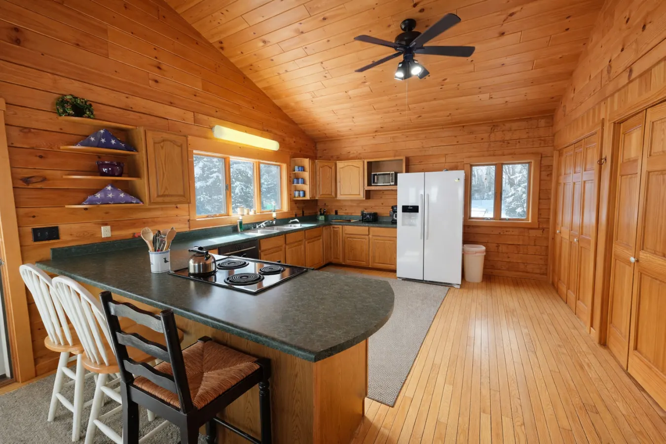 Hartford's Point Lodge Spacious Log Cabin *Perfect for families* — photo 4
