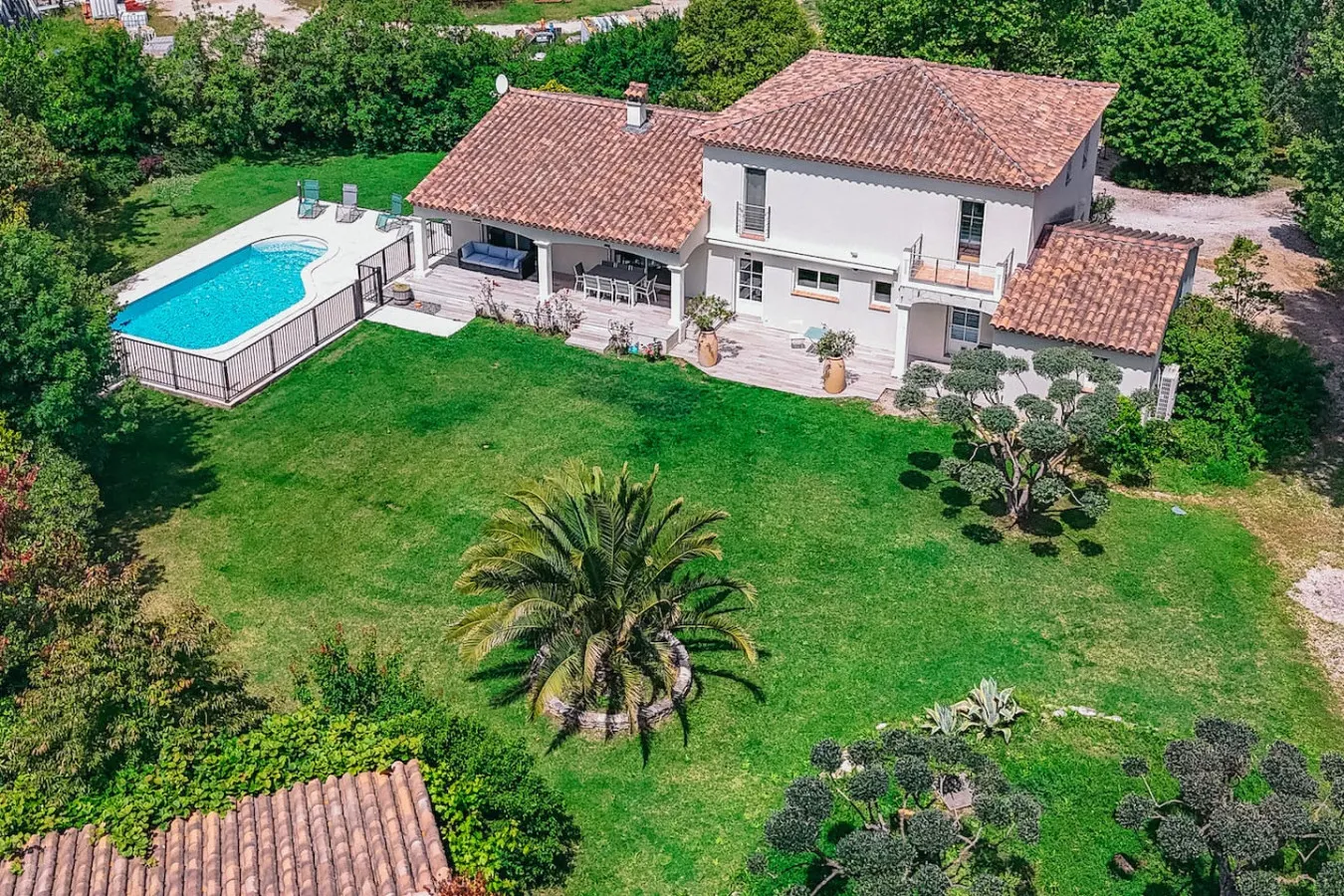 Villa avec piscine et jardin, calme et confortable
