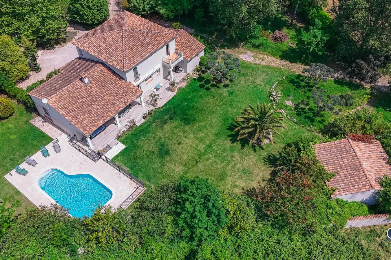 Villa avec piscine et jardin, calme et confortable 15