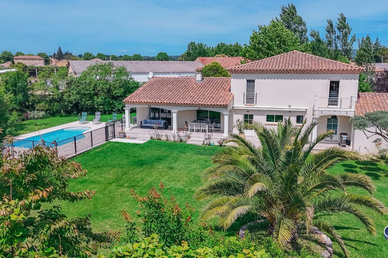Villa avec piscine et jardin, calme et confortable 18