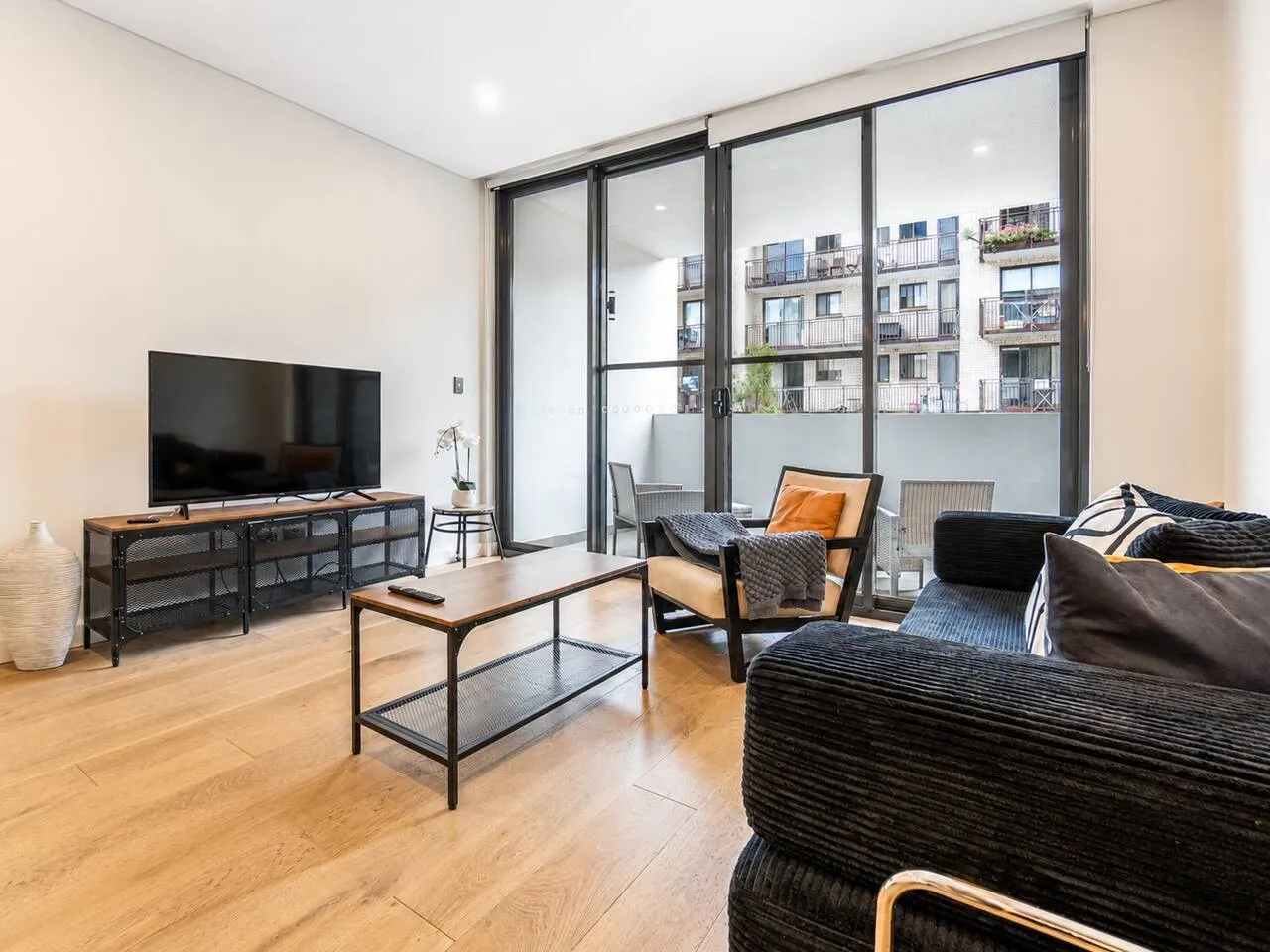 Macquarie Park 2BR Apt Near Metro & Shops
