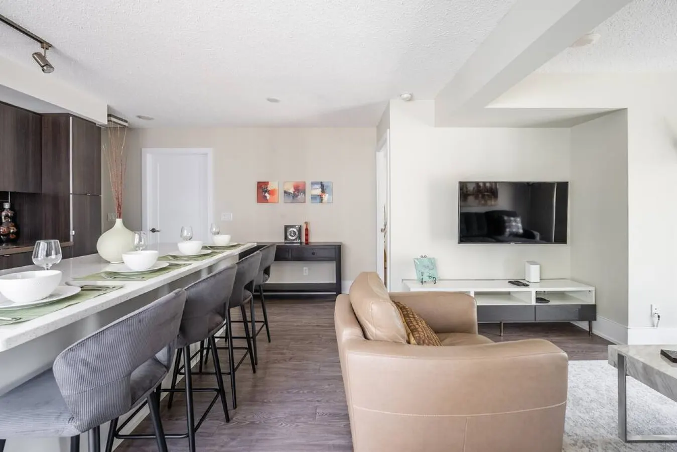 Upscale 2BR Condo Luxury Living Free Parking 18