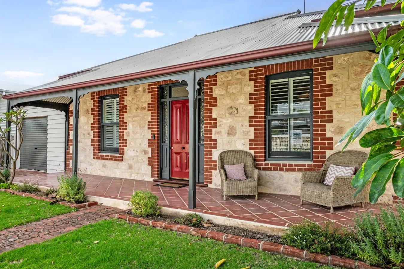 Red Door Cottage—Heritage Warmth by the Sea