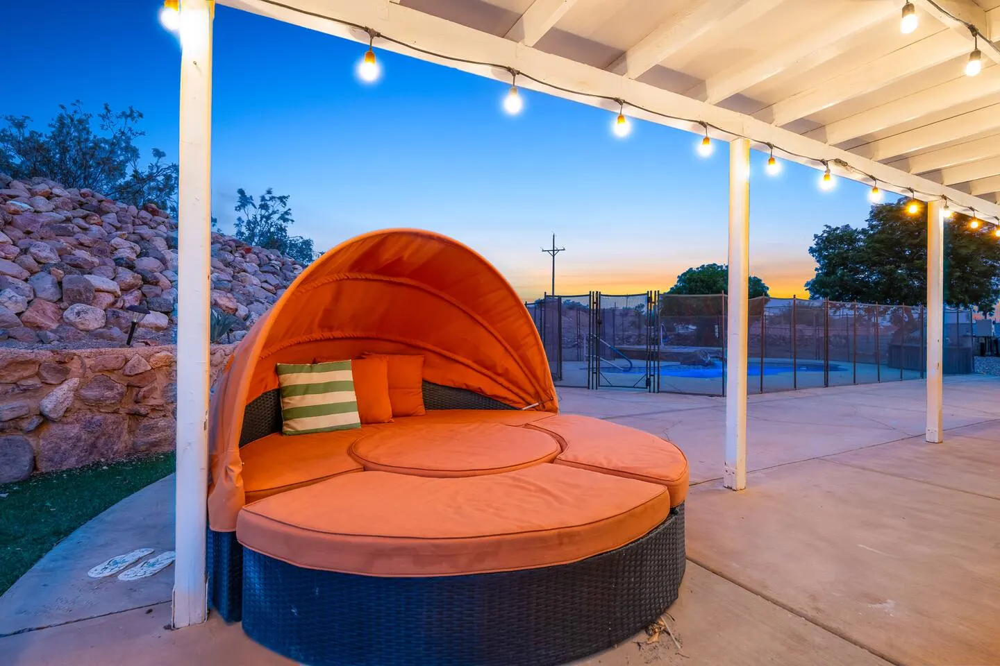 Mins to Laughlin | Pool | Spa | Playground | BBQ — photo 4