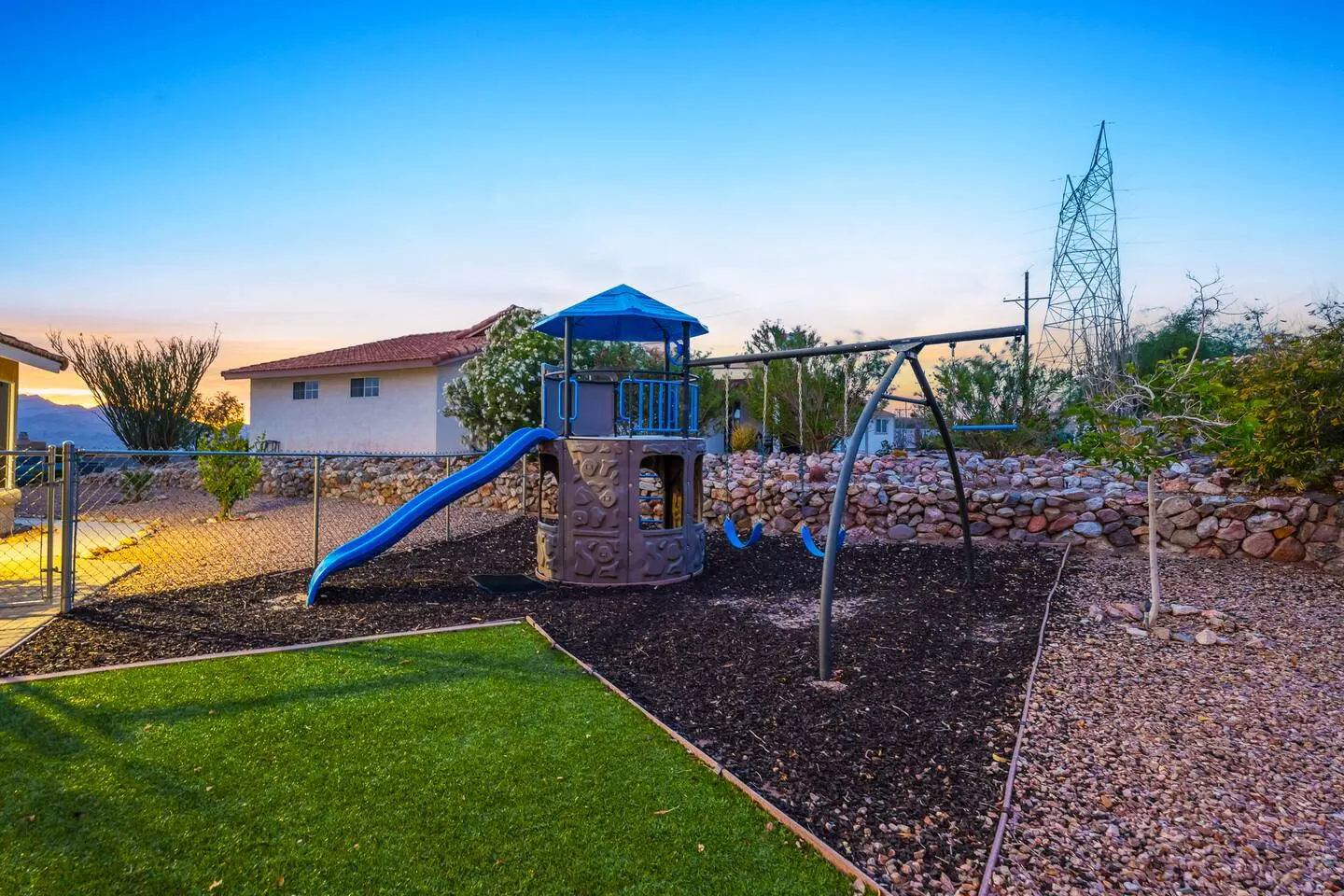 Mins to Laughlin | Pool | Spa | Playground | BBQ — photo 5