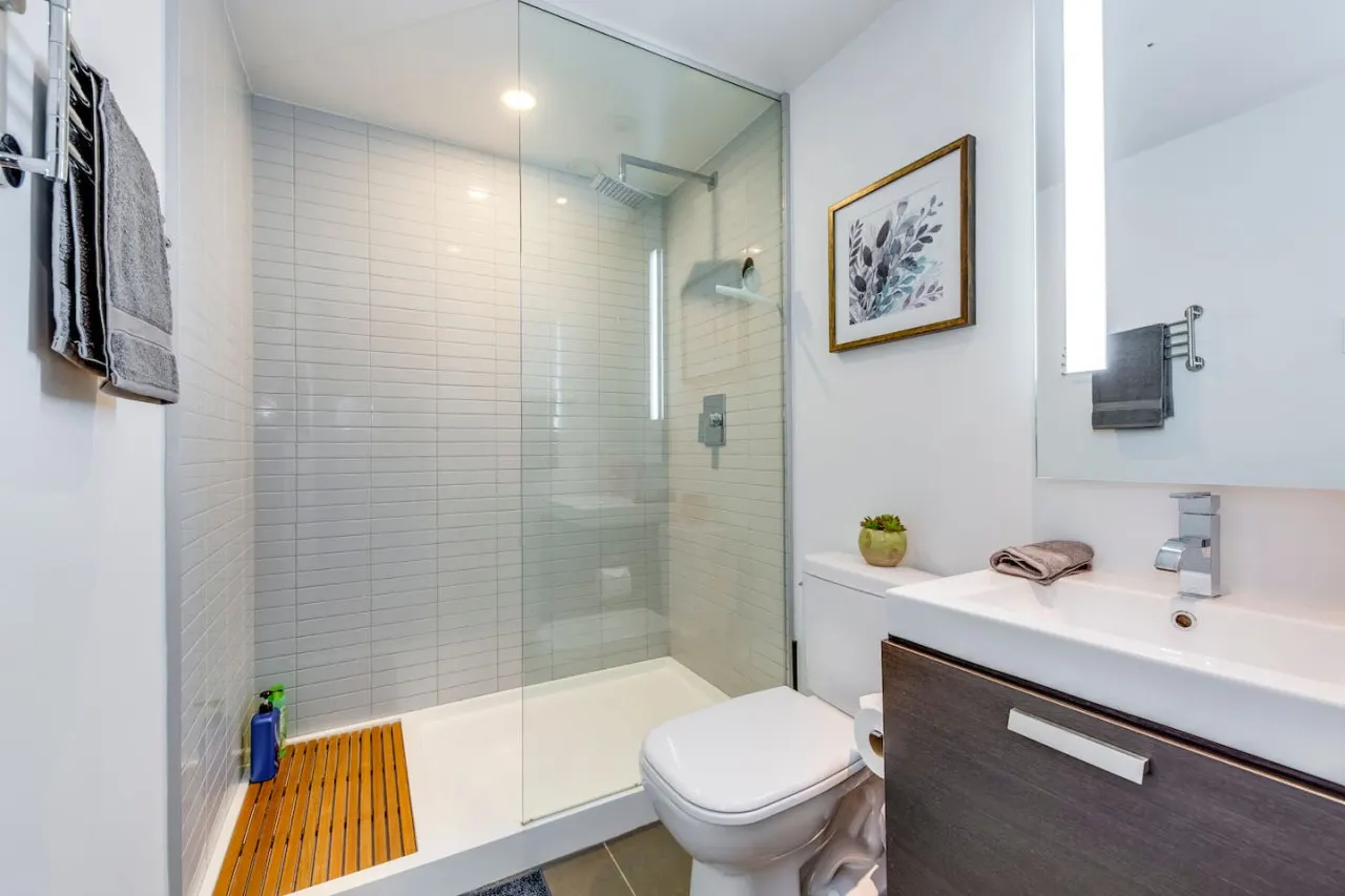 Stylish 1BR Modern Comfort Popular King West 9