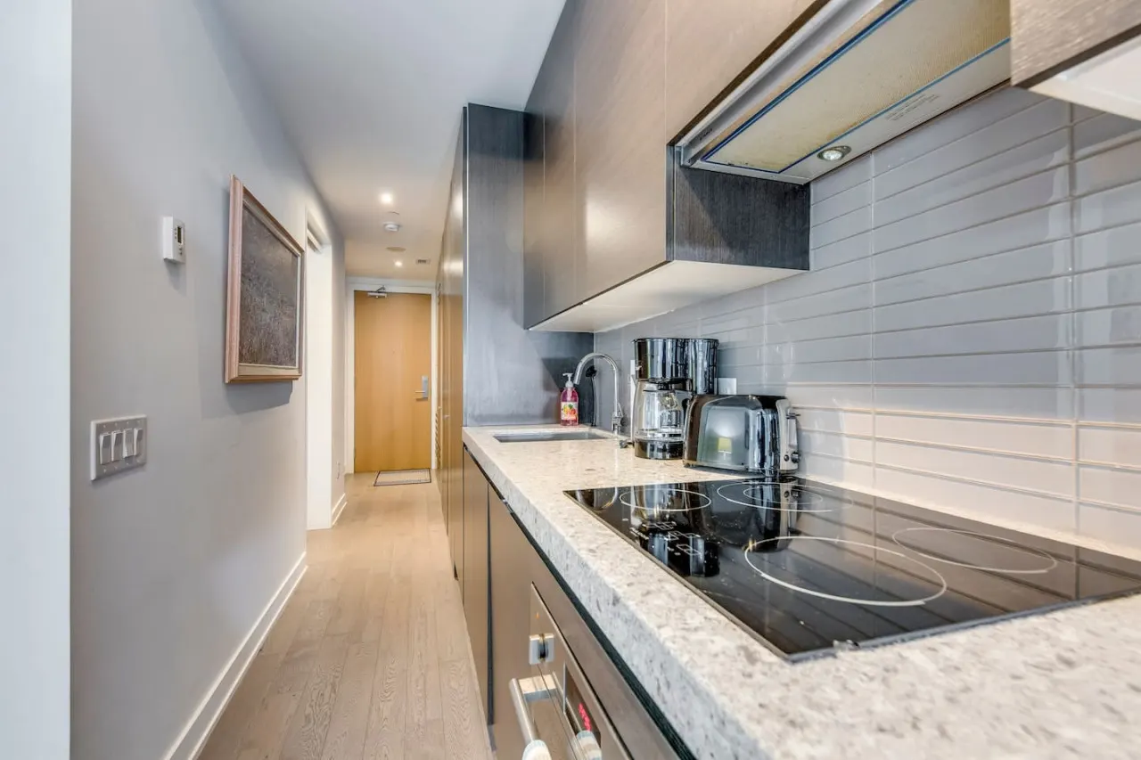 Stylish 1BR Modern Comfort Popular King West 12