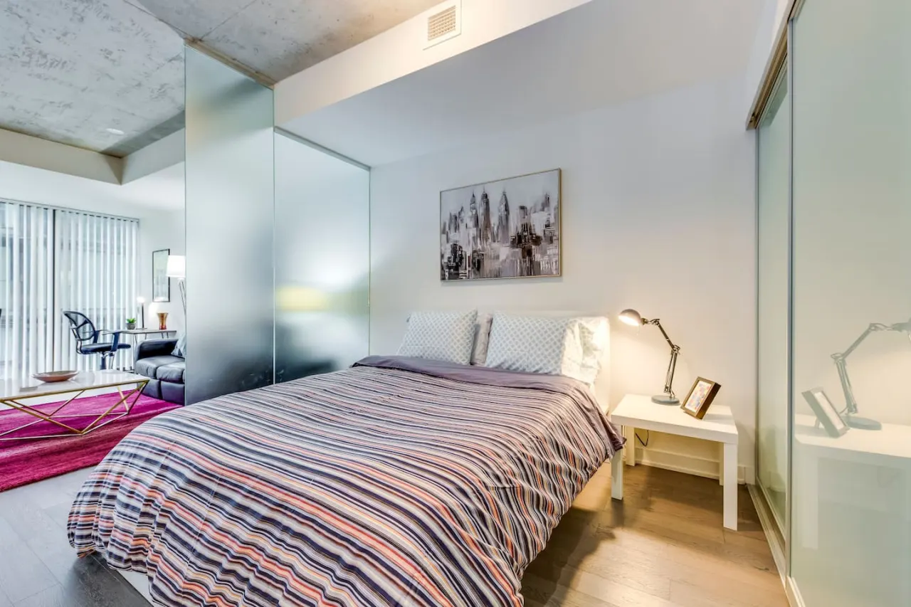 Stylish 1BR Modern Comfort Popular King West 13
