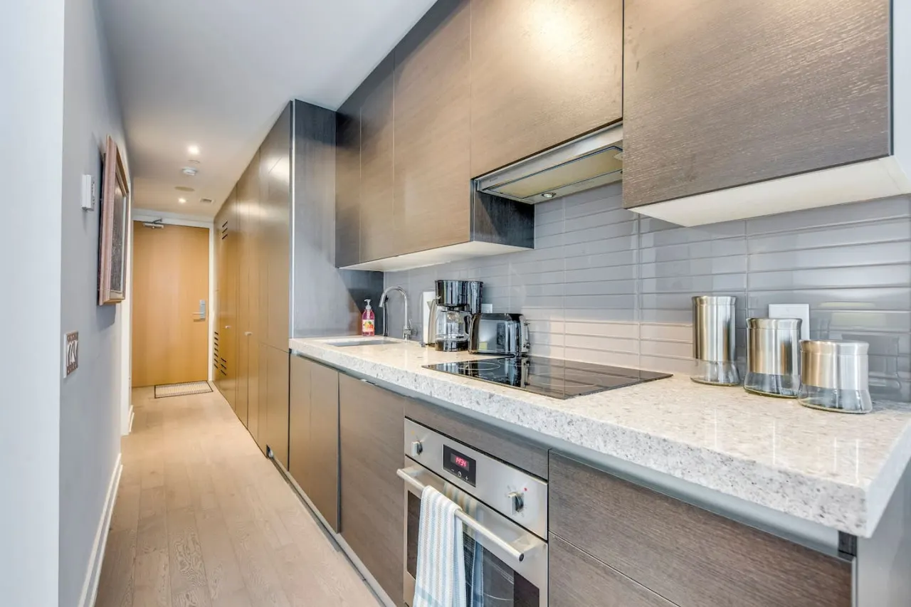 Stylish 1BR Modern Comfort Popular King West 6