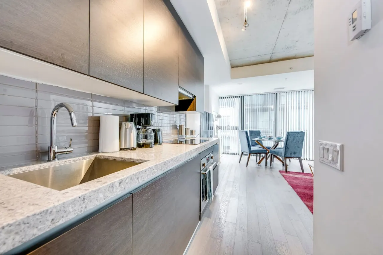 Stylish 1BR Modern Comfort Popular King West 8
