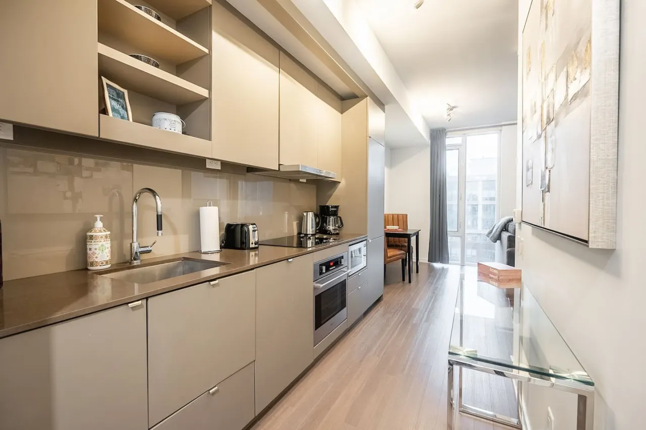 Modern 1BR Executive Stay Central & Stylish 10