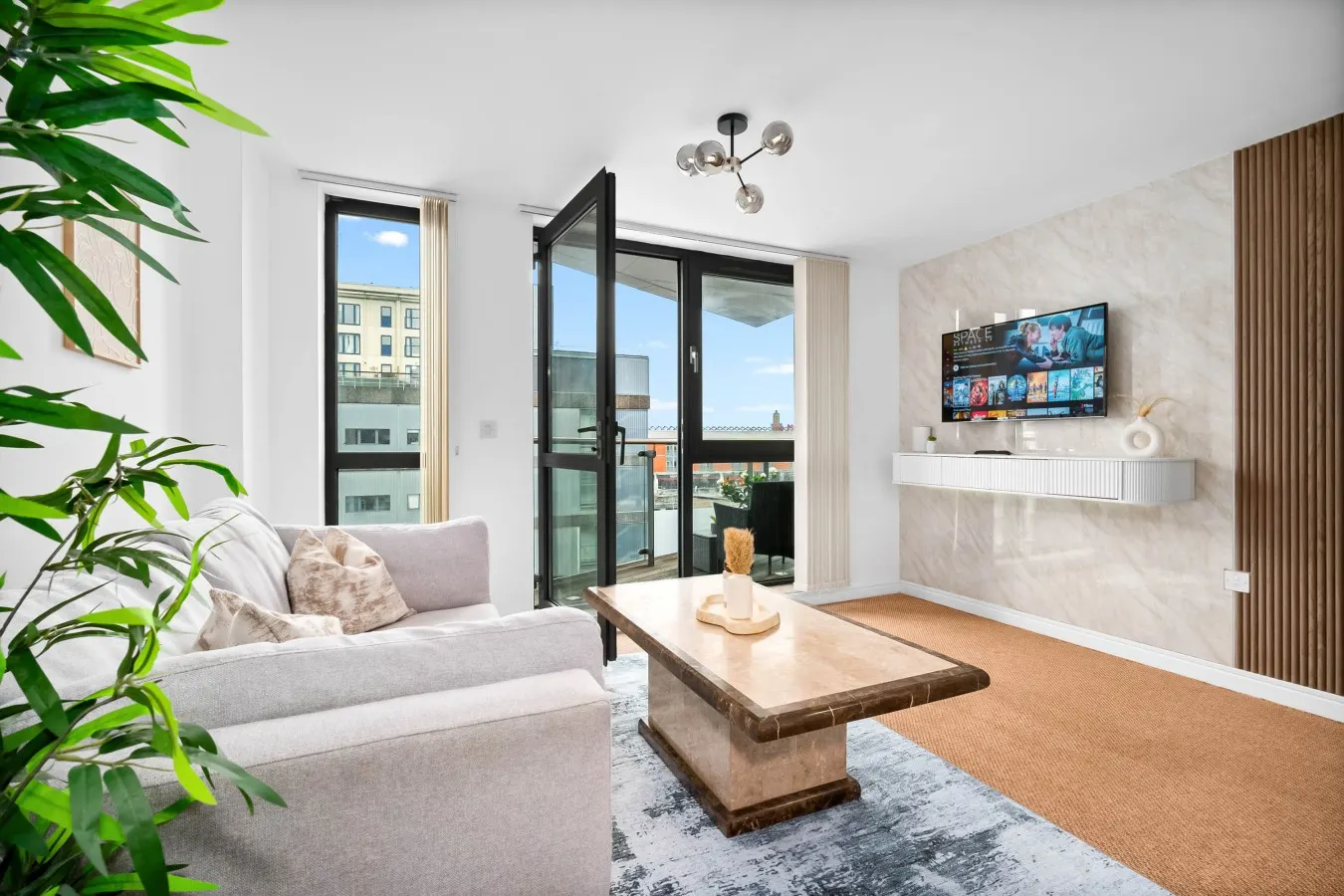 Luxe Apartment - City Centre - Balcony & Parking