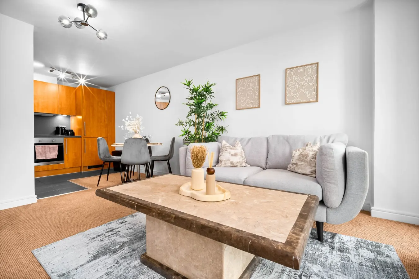 Luxe Apartment - City Centre - Balcony & Parking 9
