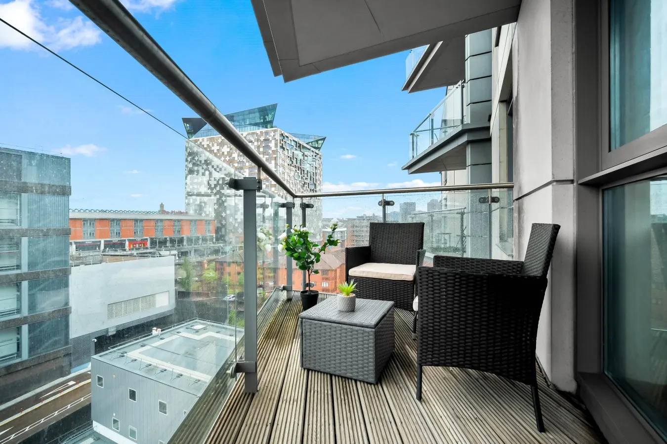 Luxe Apartment - City Centre - Balcony & Parking — photo 3