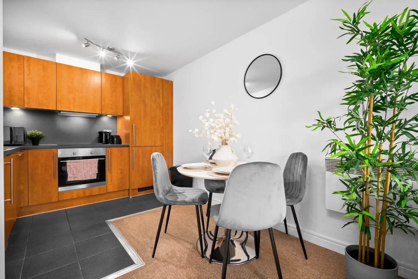 Luxe Apartment - City Centre - Balcony & Parking — photo 5