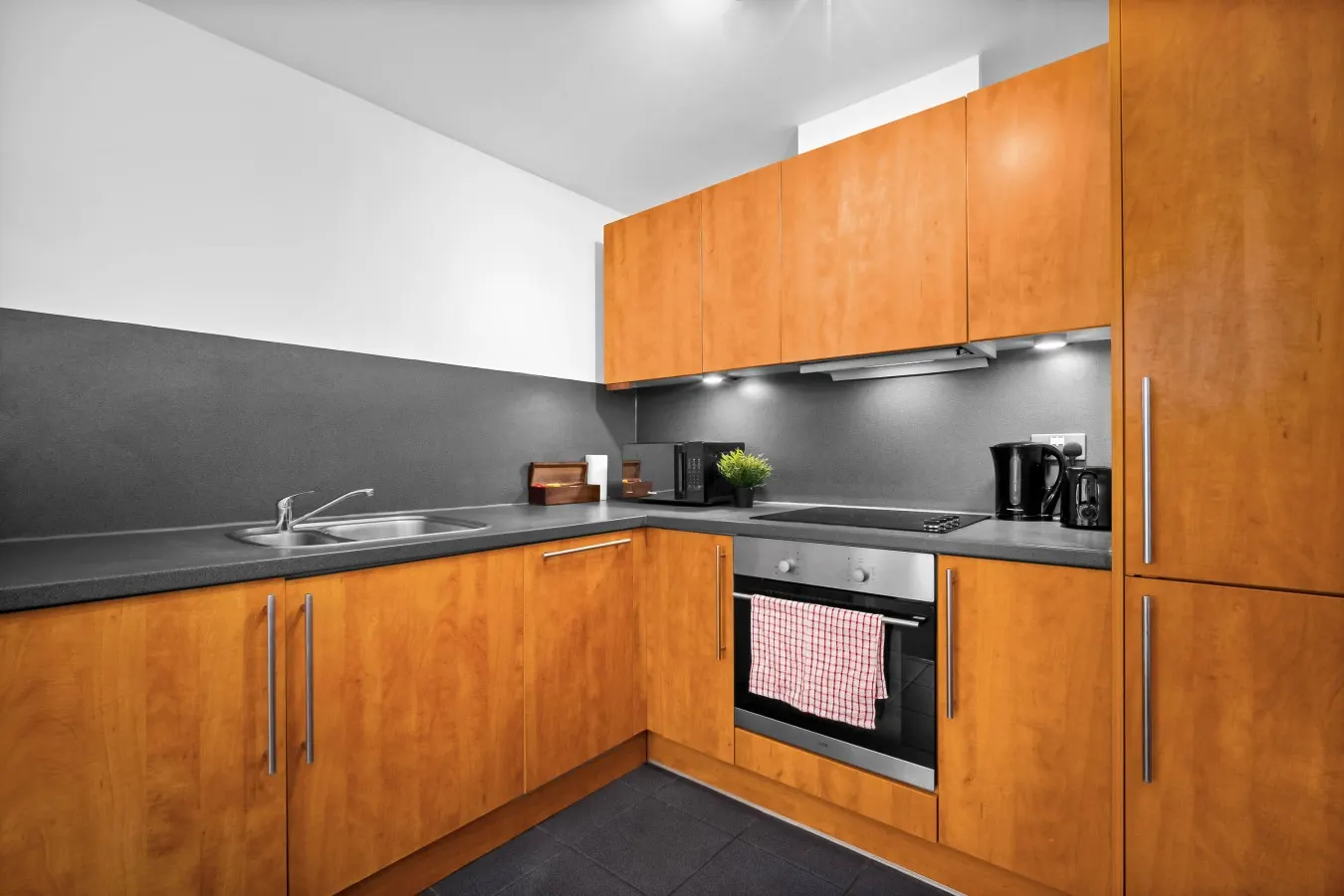 Luxe Apartment - City Centre - Balcony & Parking 6