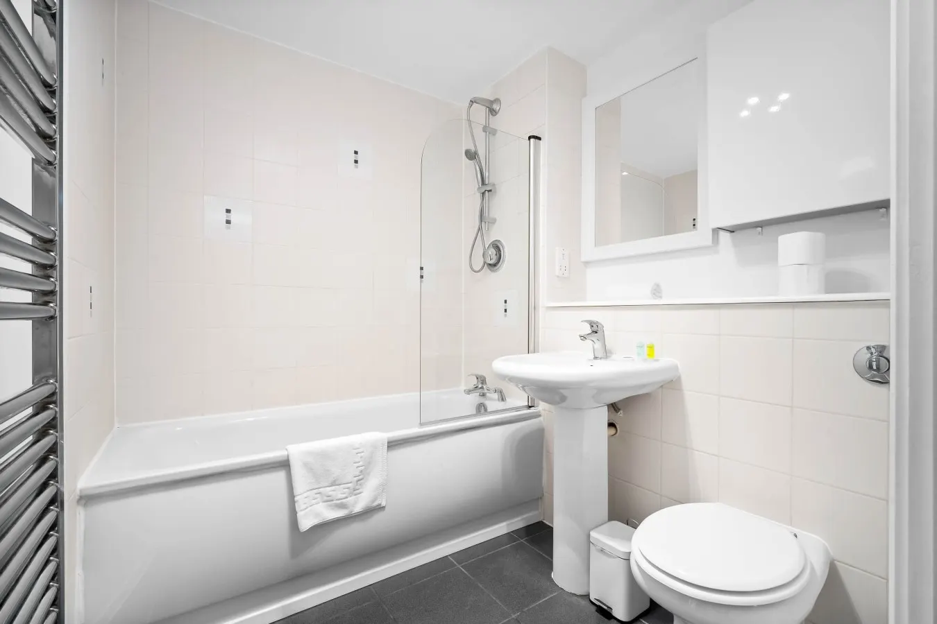 Luxe Apartment - City Centre - Balcony & Parking 7