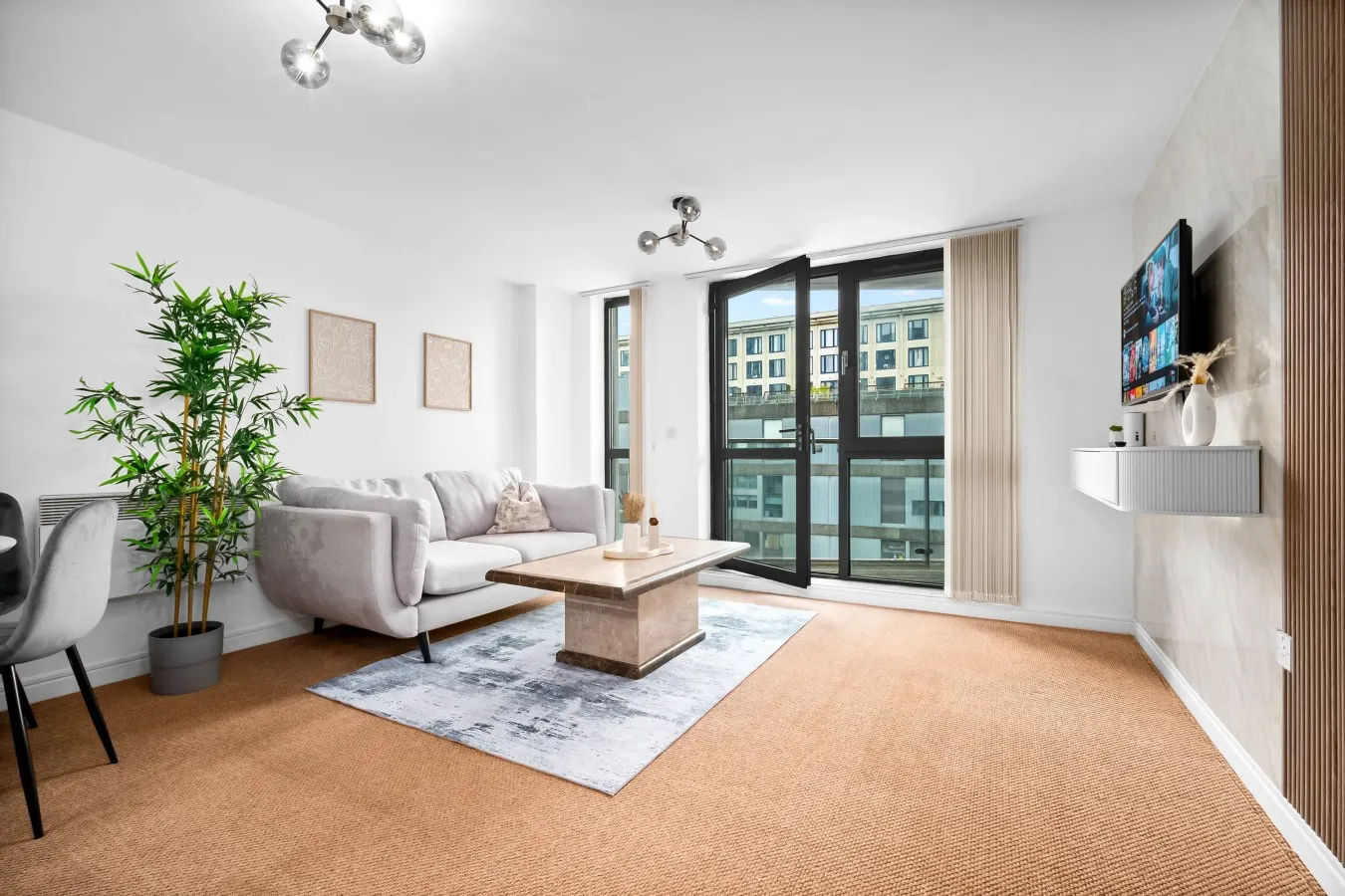 Luxe Apartment - City Centre - Balcony & Parking 8