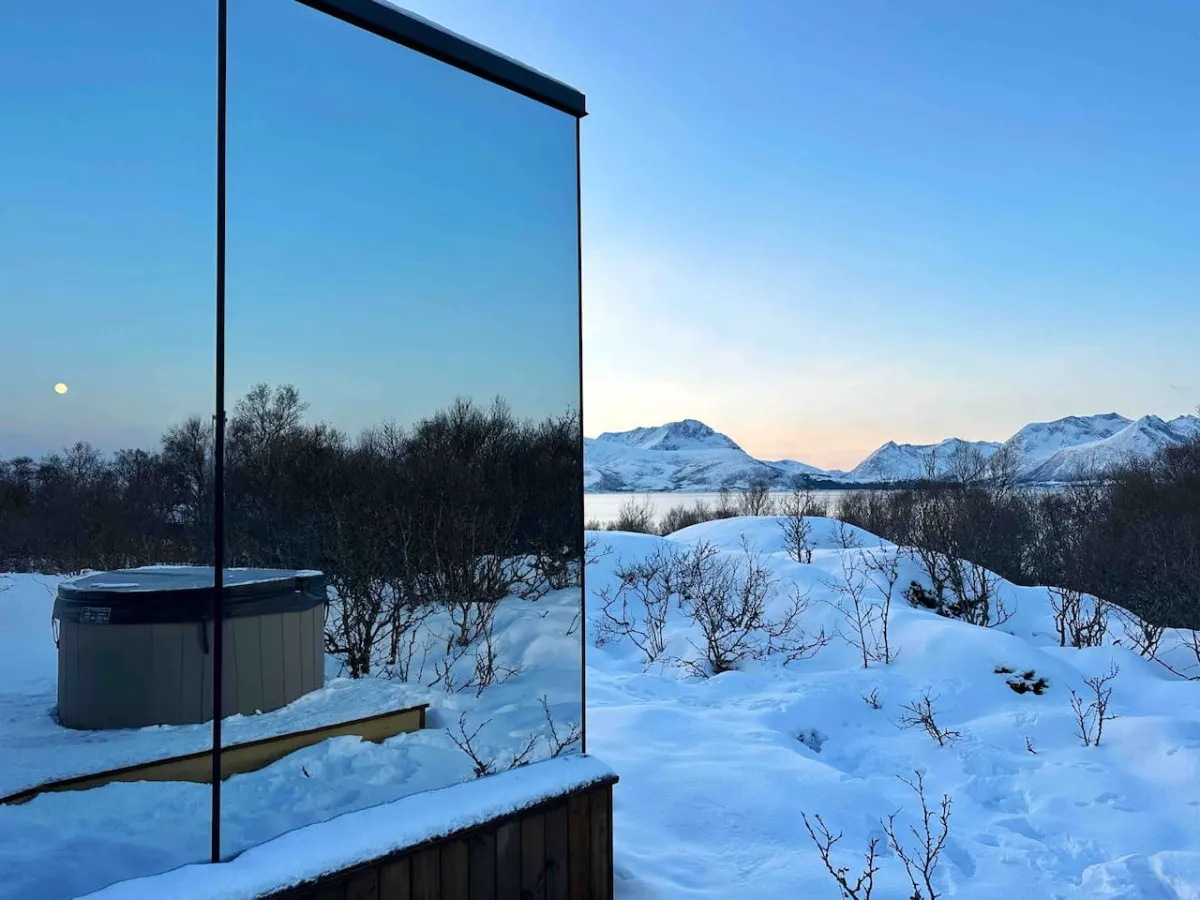 Day & Night Mirror Cabin WonderInn Arctic 16