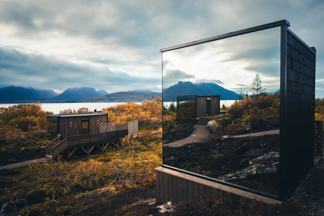 Day & Night Mirror Cabin WonderInn Arctic 19