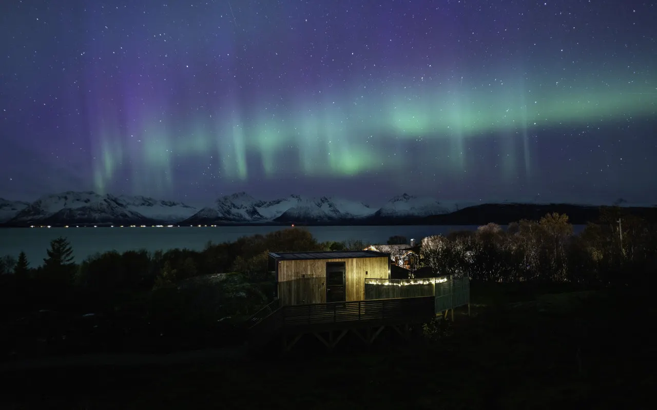 Day & Night · Mirror Cabin · WonderInn Arctic — photo 4