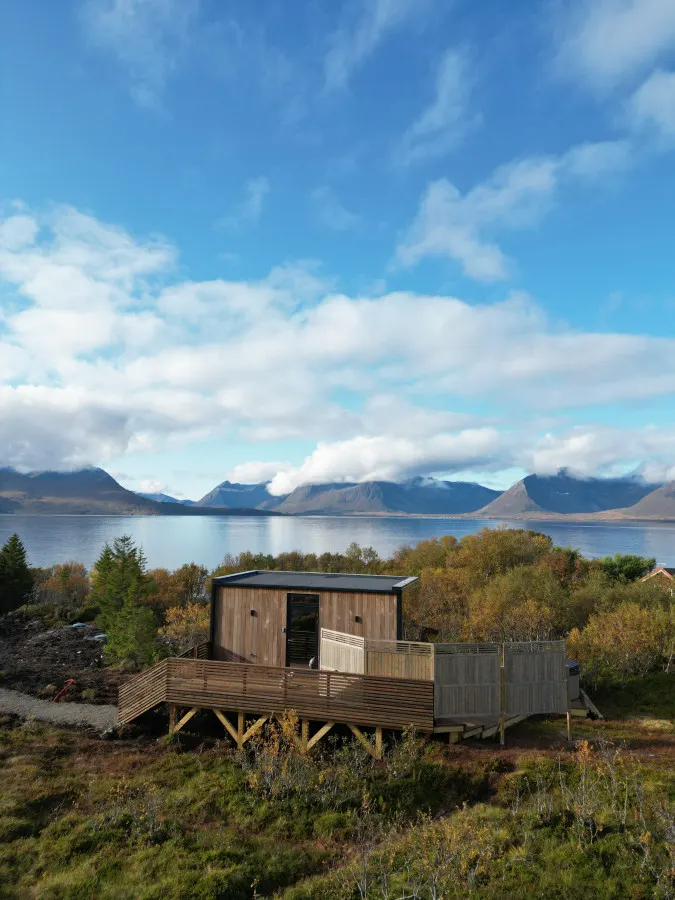 Day & Night Mirror Cabin WonderInn Arctic 6