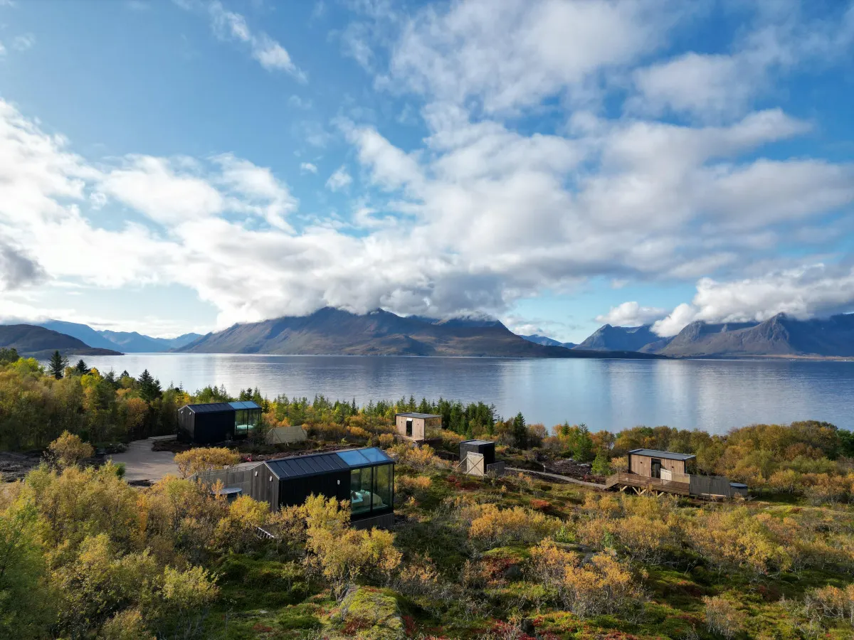 Day & Night Mirror Cabin WonderInn Arctic 8
