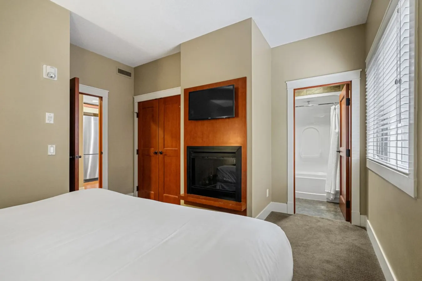 Chic 1BR Mountain Suite King Bed + Pool 16
