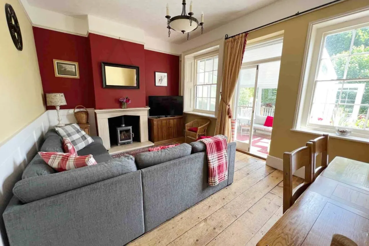 Cosy 2 bed traditional cottage with parking and garden