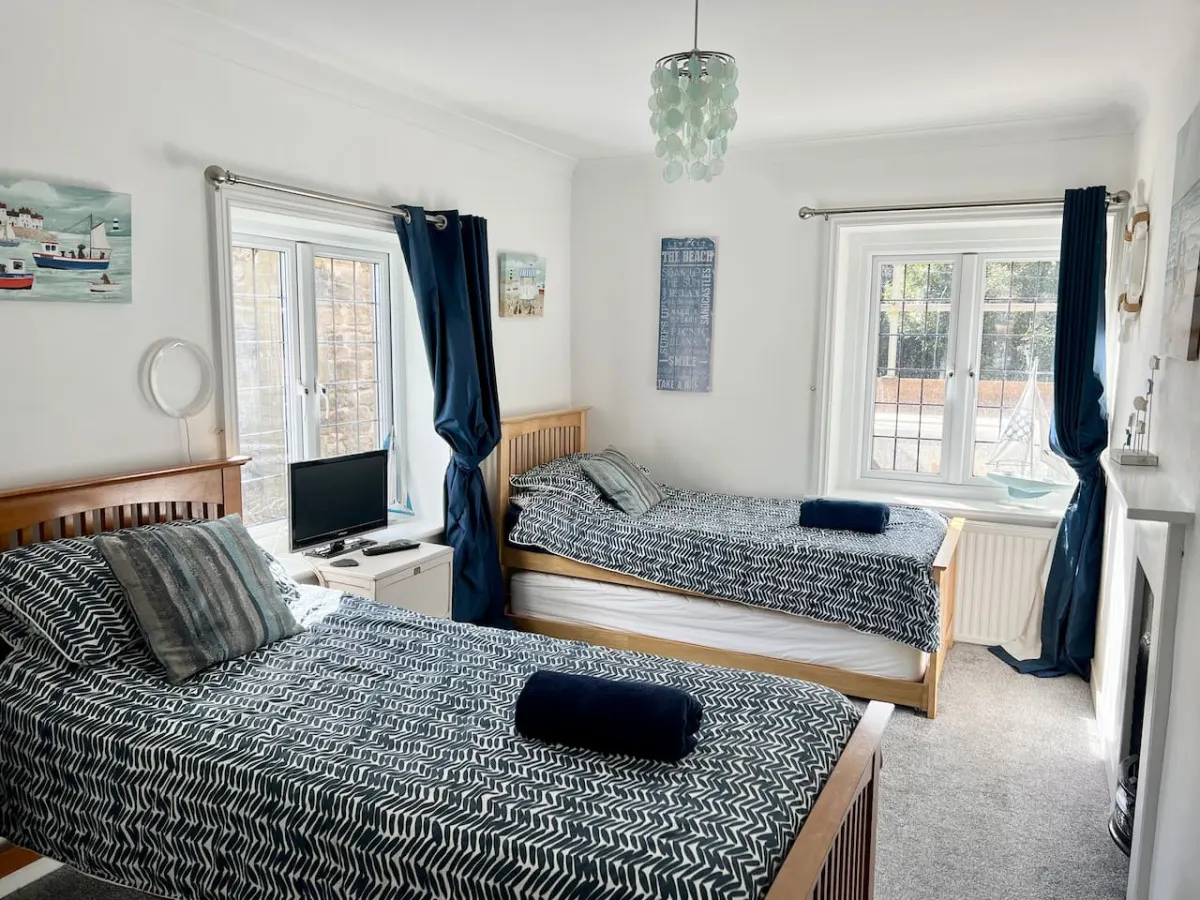 Cosy 2 bed traditional cottage with parking and garden 9