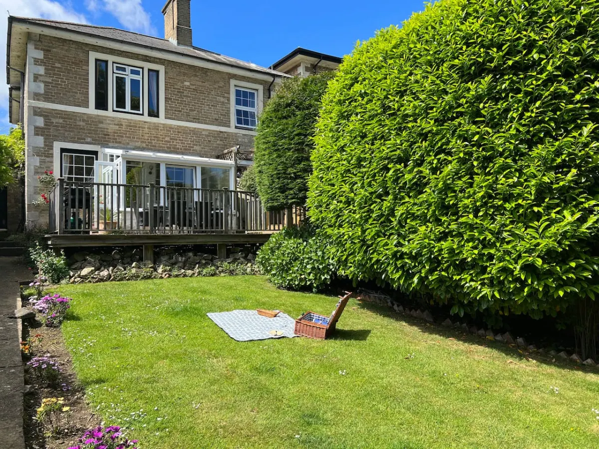 Cosy 2 bed traditional cottage with parking and garden 10