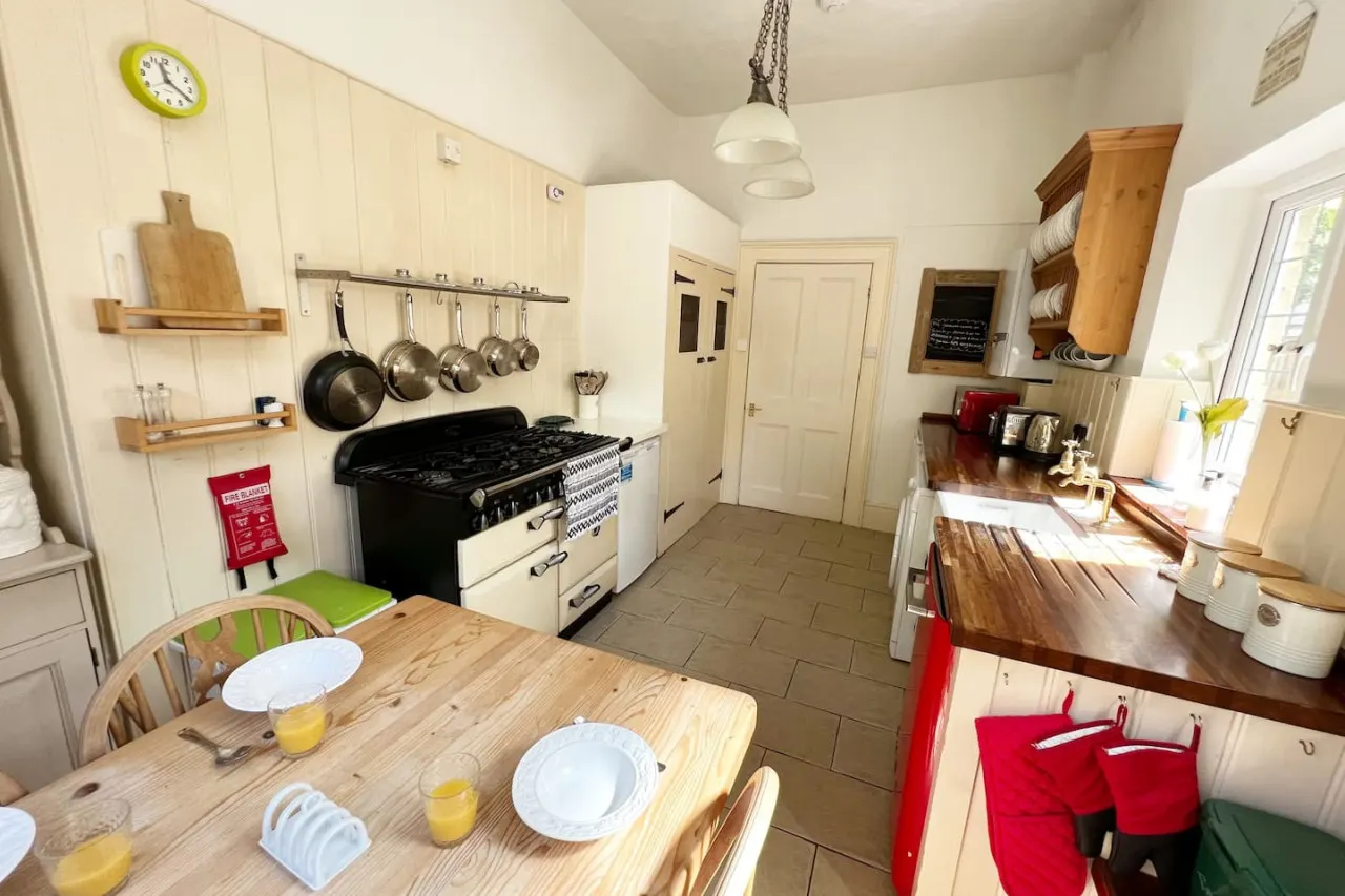 Cosy 2 bed traditional cottage with parking and garden 11